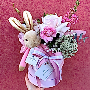 new born baby girl flower gift hamper